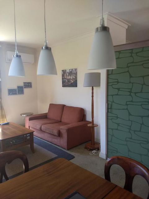 Hotham Ridge Estate - Lightning Ridge Tourism 11