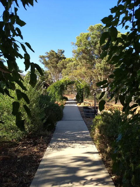 Hotham Ridge Estate - Lightning Ridge Tourism 34