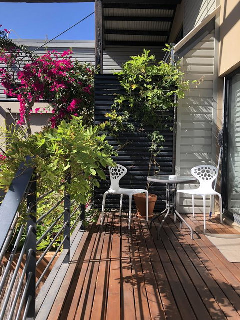 Spacious Central Townhouse - Lightning Ridge Tourism 1