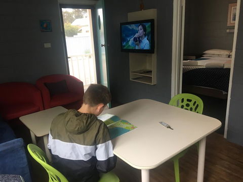 Esperance Central Accommodation - Lightning Ridge Tourism 7