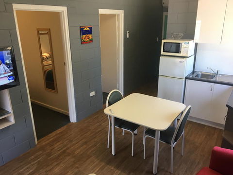 Esperance Central Accommodation - Lightning Ridge Tourism 40