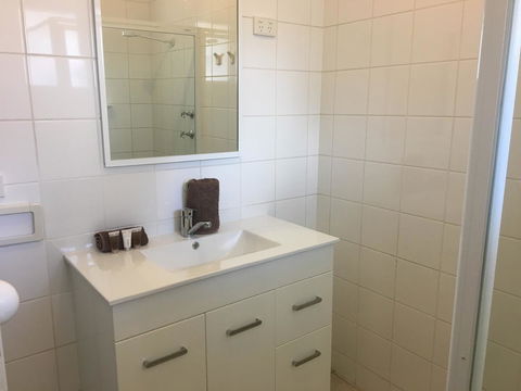 Esperance Central Accommodation - Lightning Ridge Tourism 10