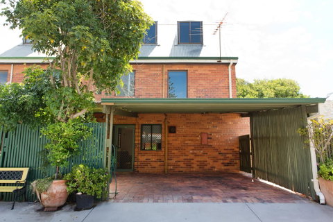 Monument Hill Townhouse - Fremantle - Lightning Ridge Tourism 24