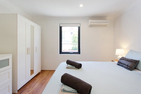 Monument Hill Townhouse - Fremantle - Lightning Ridge Tourism 7