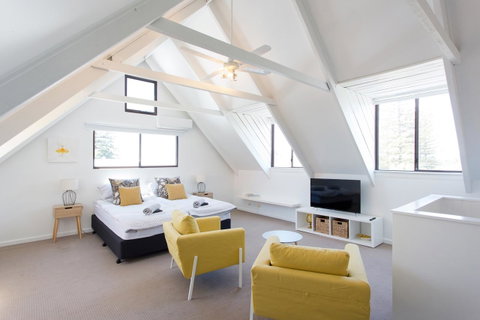 Monument Hill Townhouse - Fremantle - Lightning Ridge Tourism 0