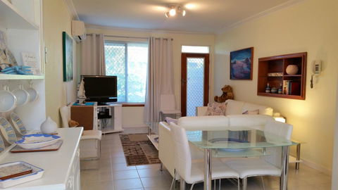 Island View Villas - Lightning Ridge Tourism 5