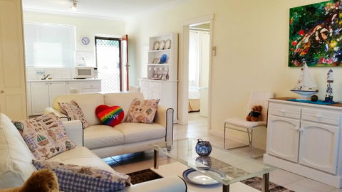 Island View Villas - Lightning Ridge Tourism 0