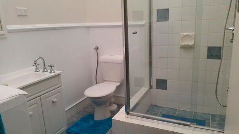 Island View Villas - Lightning Ridge Tourism 6