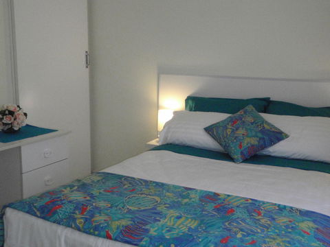 Island View Villas - Lightning Ridge Tourism 9