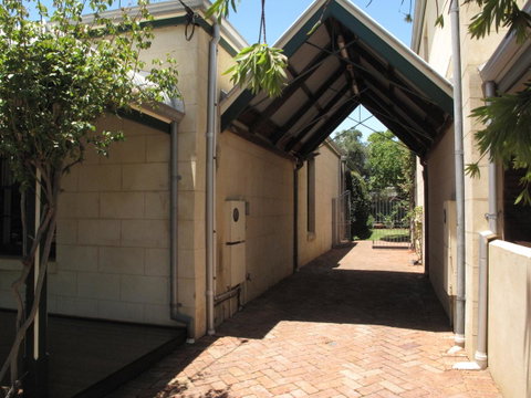 The Russell House - Lightning Ridge Tourism 24