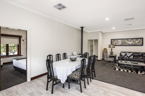 Big House Heated Pool 11 Beds Como / South Perth / Applecross - Lightning Ridge Tourism 13