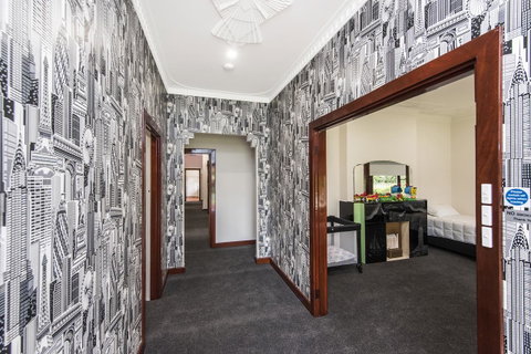 Big House Heated Pool 11 Beds Como / South Perth / Applecross - Lightning Ridge Tourism 10