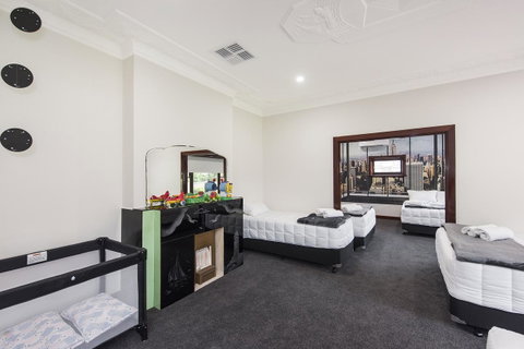 Big House Heated Pool 11 Beds Como / South Perth / Applecross - Lightning Ridge Tourism 21