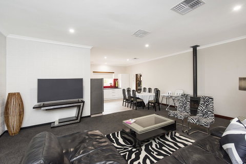 Big House Heated Pool 11 Beds Como / South Perth / Applecross - Lightning Ridge Tourism 2
