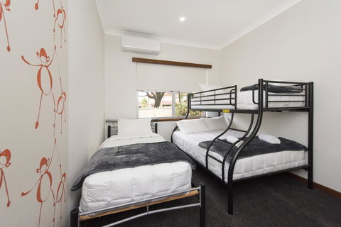 Big House Heated Pool 11 Beds Como / South Perth / Applecross - Lightning Ridge Tourism 18