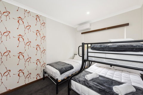 Big House Heated Pool 11 Beds Como / South Perth / Applecross - Lightning Ridge Tourism 24