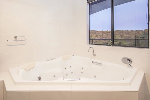 12/26 Yallingup Beach Road - Lightning Ridge Tourism 6