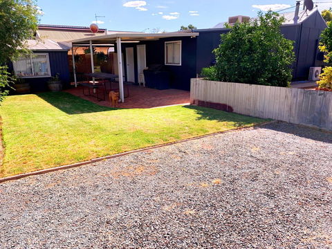 The Cottage That Could - Lightning Ridge Tourism 2