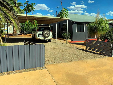 The Cottage That Could - Lightning Ridge Tourism 0