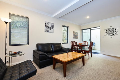 Fremantle Townhouse Unit 4 - Lightning Ridge Tourism 5
