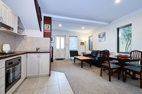 Fremantle Townhouse Unit 4 - Lightning Ridge Tourism 6