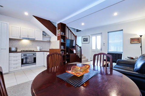Fremantle Townhouse Unit 4 - Lightning Ridge Tourism 4