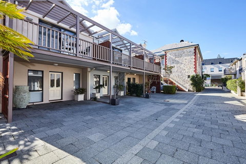Fremantle Townhouse Unit 4 - Lightning Ridge Tourism 1