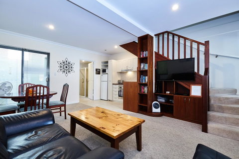 Fremantle Townhouse Unit 4 - Lightning Ridge Tourism 2
