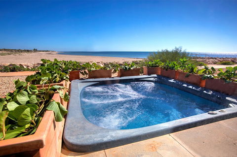 Mantarays Ningaloo Beach Resort - Lightning Ridge Tourism 7