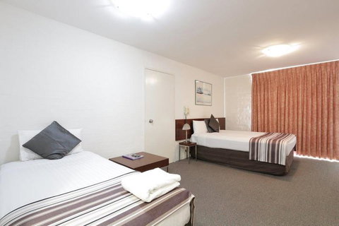 Atrium Hotel Mandurah - Lightning Ridge Tourism 1