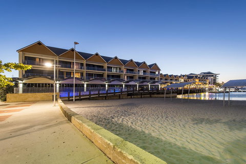 Dolphin Quay Apartments - Lightning Ridge Tourism 0