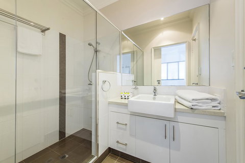 Dolphin Quay Apartments - Lightning Ridge Tourism 40