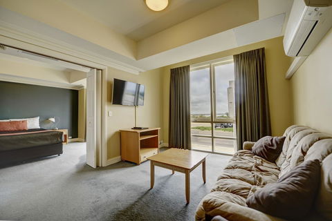 The Jetty Resort - Lightning Ridge Tourism 16