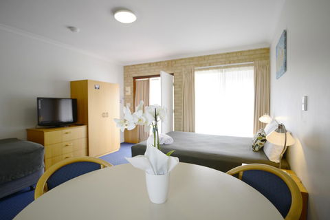 The Jetty Resort - Lightning Ridge Tourism 38