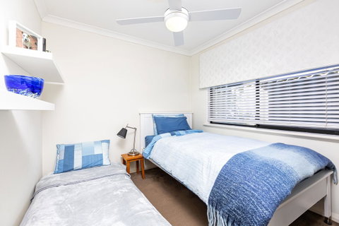 Como Executive Apartment - Lightning Ridge Tourism 13