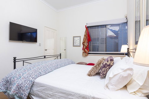 Como Executive Apartment - Lightning Ridge Tourism 7