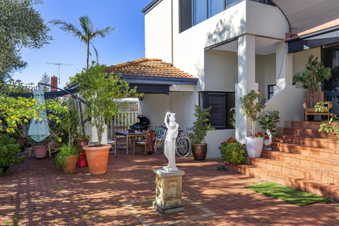 Como Executive Apartment - Lightning Ridge Tourism 16