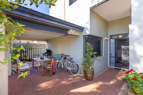 Como Executive Apartment - Lightning Ridge Tourism 2