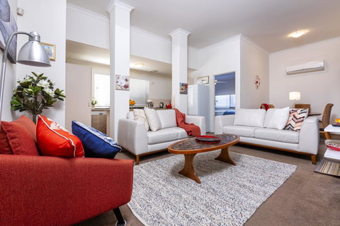 Como Executive Apartment - Lightning Ridge Tourism 0