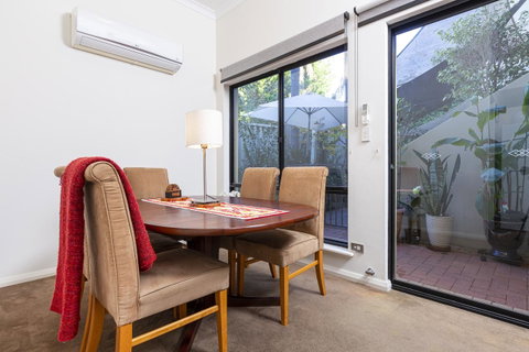 Como Executive Apartment - Lightning Ridge Tourism 10