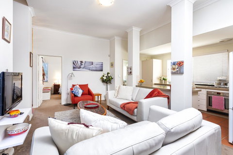 Como Executive Apartment - Lightning Ridge Tourism 5