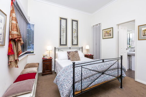 Como Executive Apartment - Lightning Ridge Tourism 6