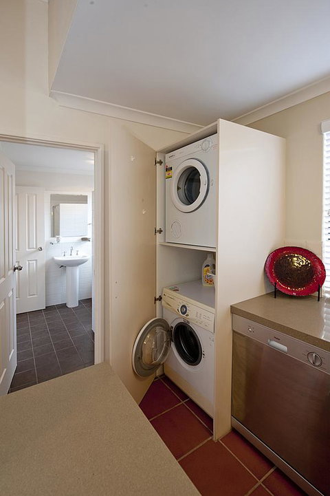 Como Executive Apartment - Lightning Ridge Tourism 14