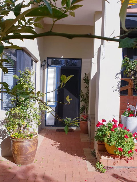 Como Executive Apartment - Lightning Ridge Tourism 3