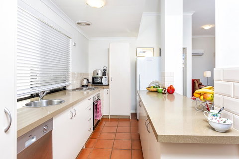 Como Executive Apartment - Lightning Ridge Tourism 8