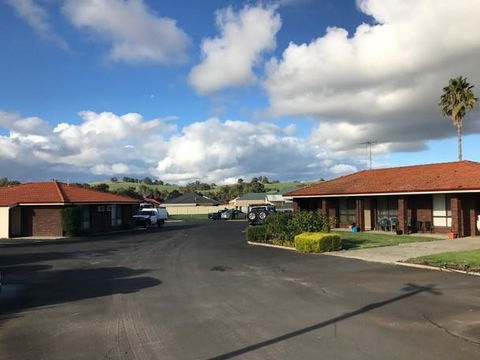 Donnybrook Motel - Lightning Ridge Tourism 1
