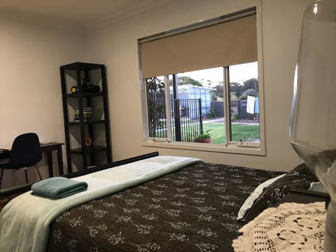 The Mains Guest House 2 Bedroom Farm Stay - Lightning Ridge Tourism 3