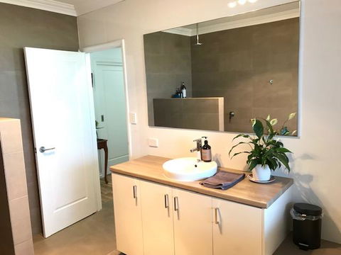 The Mains Guest House 2 Bedroom Farm Stay - Lightning Ridge Tourism 9