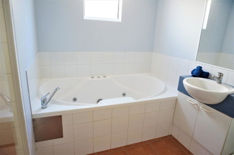 Osprey Holiday Village Unit 118 - Lightning Ridge Tourism 9