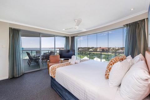 A 406 FANTASTIC OCEAN BEACH And MARINA VIEW APT - MANDURAH - Lightning Ridge Tourism 13